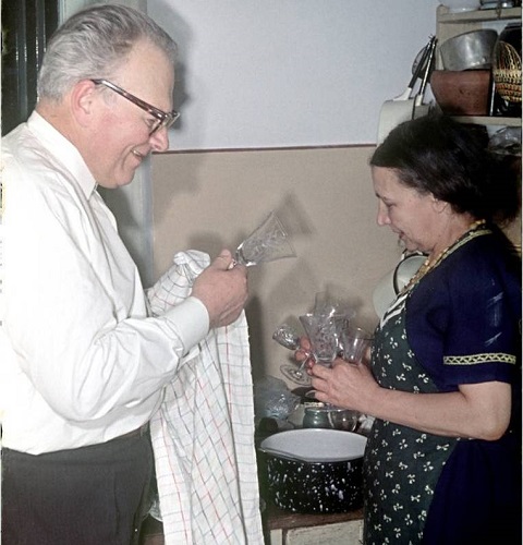 Фото 36. Мои родители моют посуду после ухода гостей. Замечу, что родители были равноправными участниками праздничного застолья от начала и до конца и их любили мои гости.