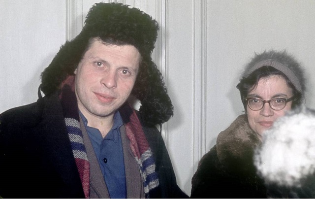 Фото 34. Якобсон с Майей в передней, уходят.