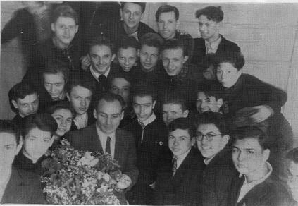 Группа учеников 135-й школы с преподавателем литературы В.Я. Шераповым, 1953 г.