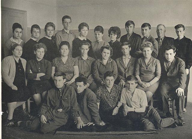 Фото 29г. А.Якобсон –учитель истории 689-й школы - с выпускным классом 1963 г.