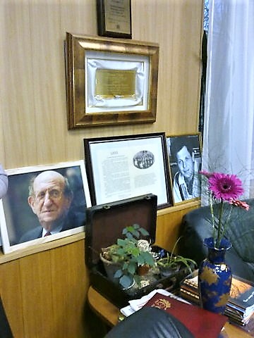 Фотографии в оффисе Владимирa Фёдоровичa Овчинниковa